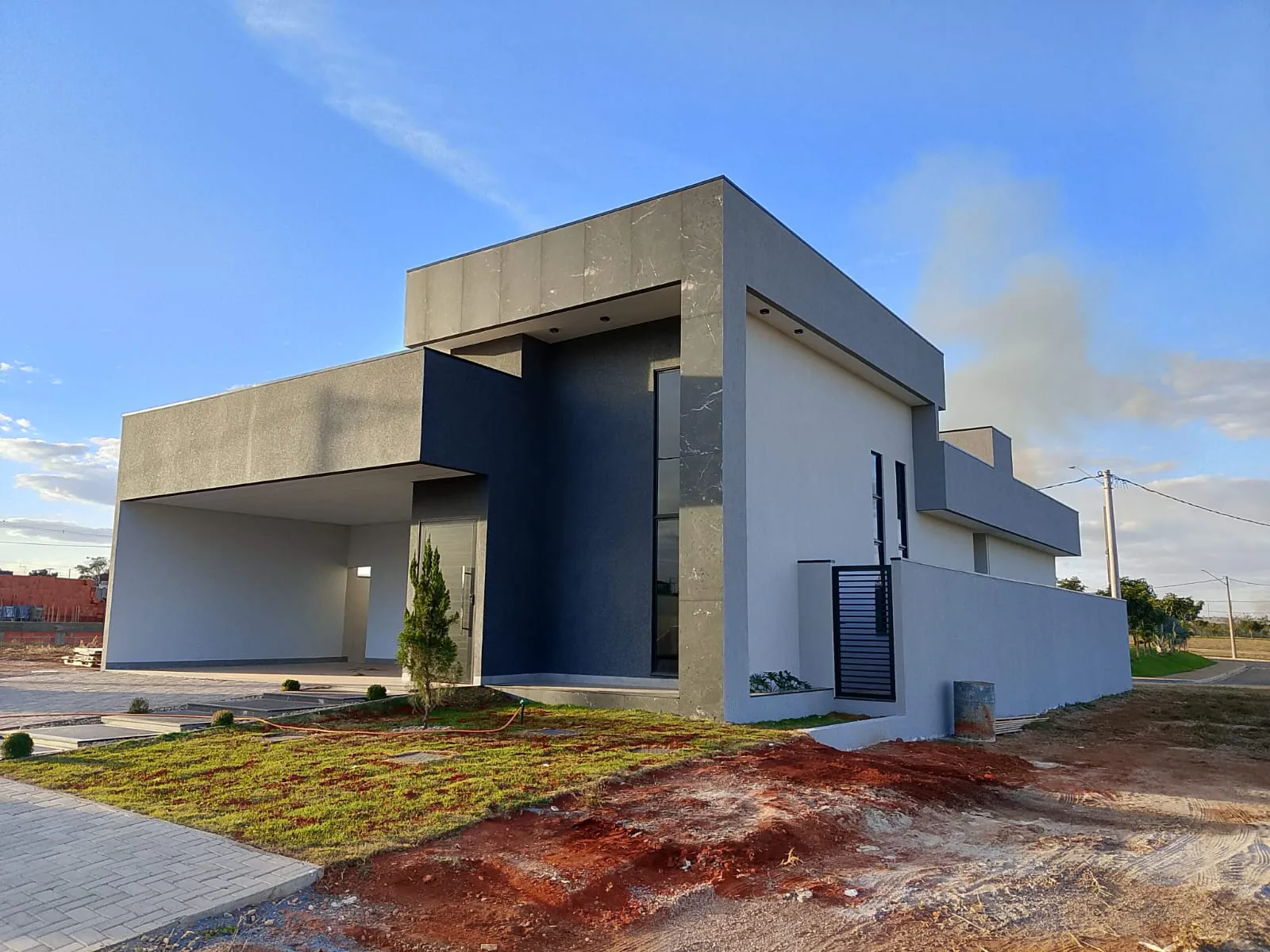 Fachada de casa moderna finalizada