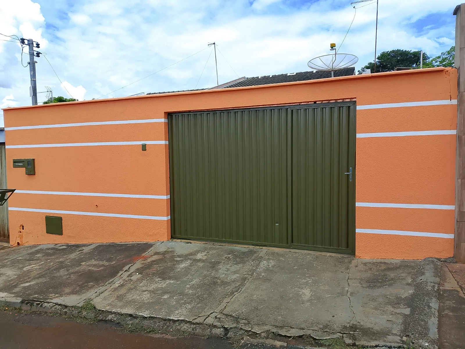 Fachada laranja com detalhes brancos
