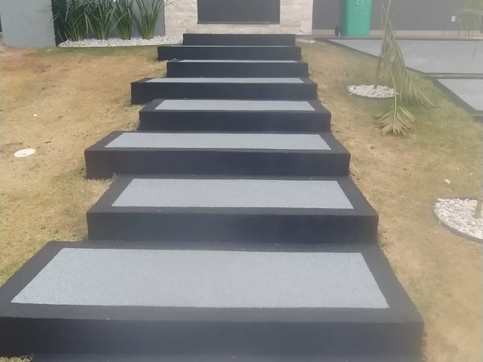 Escada com piso epóxi cinza e preto, acabamento premium